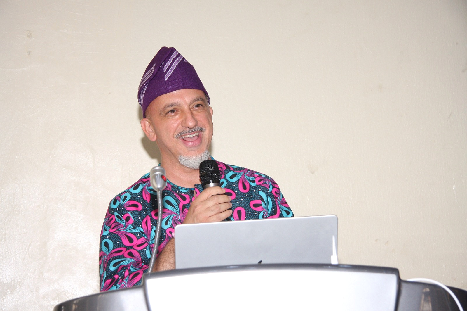 Stefano Armenia durante il suo intervento principale alla conferenza OWSD in Nigeria.